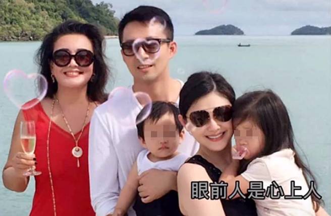 张兰时常在直播曝光大S一家动态。(图／取自微博)

