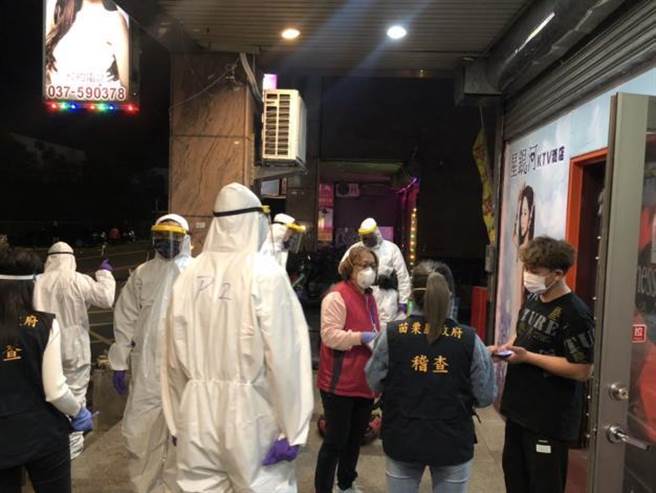 苗栗县政府联合稽查小组7日晚间赴头份市银河路小吃店抽查防疫作为。（苗栗县政府提供／谢明俊苗栗传真）