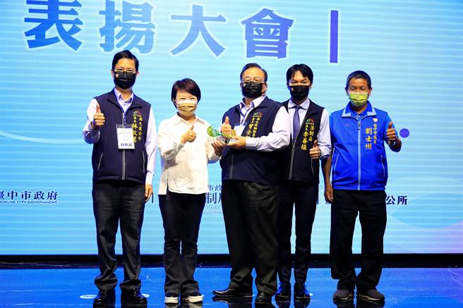 台中市2021年度調解績效名列前茅，市長盧秀燕7日表揚績優調解員。（盧金足攝）