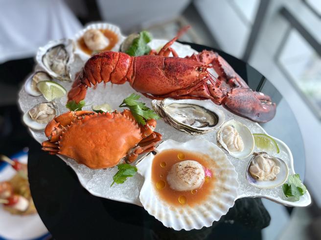 台北市信义区最新的高空景观海鲜餐厅「Sea To Sky–Seafood & Bar」迎来新任行政主厨罗伟洲，打造选项更多元的新菜单。（何书青摄）