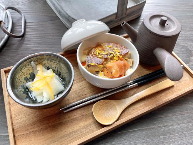 全新系列的前菜引人食欲，其中结合奢华食材的「奢华迷你日本马粪海胆鸭肝丼」风味相当鲜甜。（何书青摄）