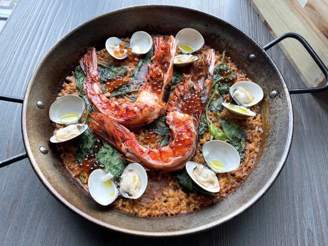 「西班牙霸王红虾烤饭」使用被誉为海虾之王的珍贵西班牙红虾，虾膏香浓媲美龙虾，虾肉鲜甜Q弹程度更胜龙虾。（何书青摄）