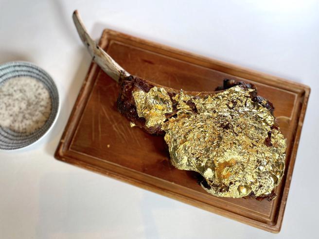 限量供应的「奢华金箔美国和牛战斧牛排40oz」霸气吸睛又美味，适合与三五好友一起分享。（何书青摄）