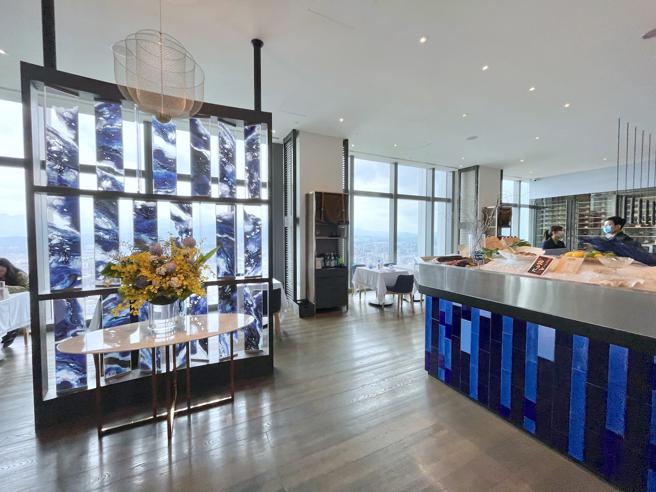 Sea To Sky坐拥47楼的高空景致，即日起午餐、下午茶、晚餐、宵夜时段都能用餐。（何书青摄）