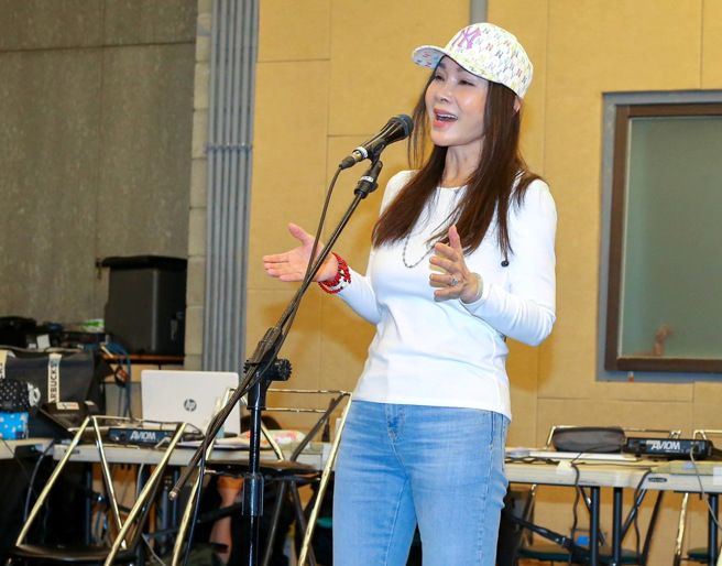 陳美鳳將在高流開唱，進行彩排練團賣力熱唱。（粘耿豪攝）