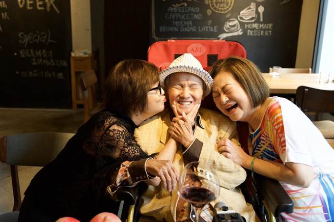 文夏晚年常与老婆文香（右）、纪宝如参与公益活动。（优质生命协会提供）