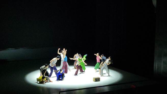 以巴哈音乐编舞并不容易，但云门舞集艺术总监郑宗龙，挑战以同一套12首巴哈作品编创两组舞，新作《霞》即将登场。（李欣恬摄）