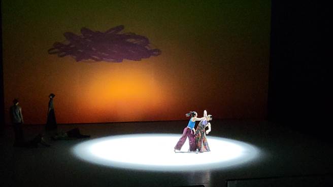 《霞》的用乐日本音乐家清水靖晃以萨克斯风诠释的巴赫《无伴奏大提琴组曲》，舞者融入自身的故事，包括情感上的挫败、对亲人的想念，甚至是被诈骗的经验，都化为肢体表现。（李欣恬摄）