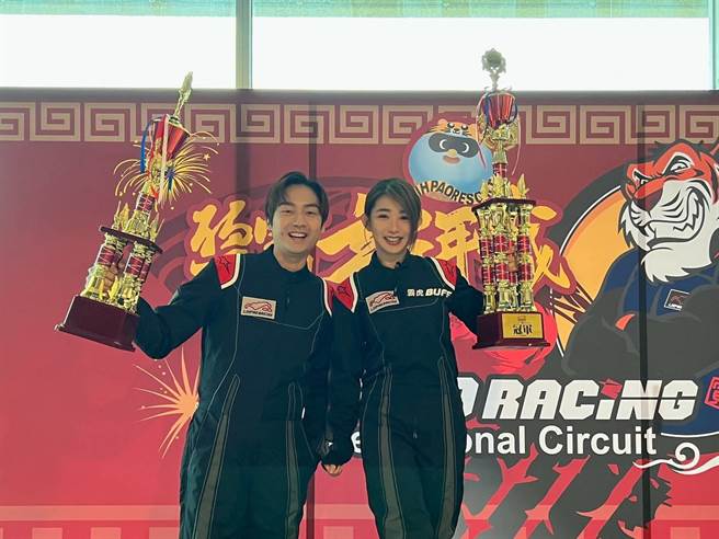 郭书瑶（右）、大鹤挑战卡丁车。（卫视中文台提供）