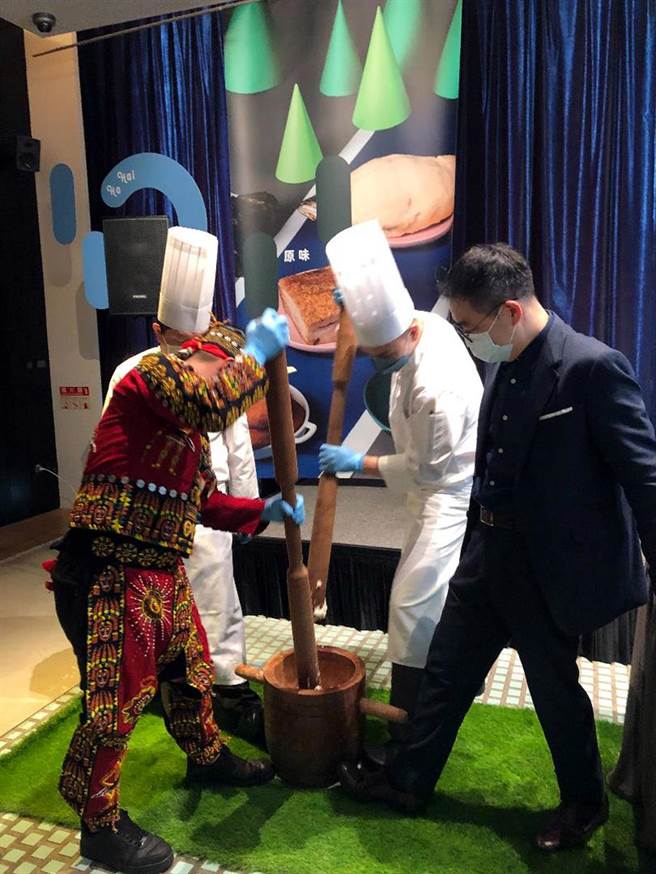 原住民朋友高規格迎賓活動─「搗麻糬」。圖／陳惠珍
