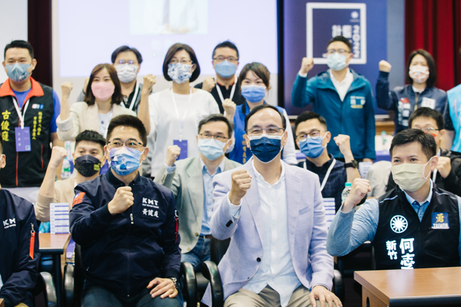 国民党主席朱立伦(前中)7日出席青年训练营「蓝海战斗营」，朱聆听完33位参选人1分钟简报后，分享自己打选战心得；爆料罗智强民调很弱的秘书长黄健庭（前左）也亲自出席活动。(郭吉铨摄)