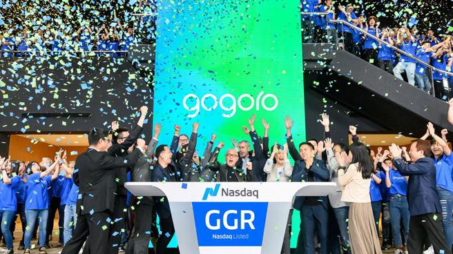 （Gogoro创办人、董事长暨执行长陆学森(中)率领公司高层与员工，于台湾时间7日晚上举行远距敲钟仪式，庆祝公司股票在美国那斯达克挂牌上市。图／业者提供）