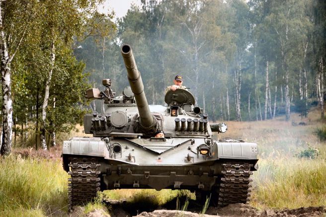 捷克將一批已進入預備役的T-72M1主戰坦克運上火車，很可能就是要送給烏克蘭。(圖/armyrecognition)