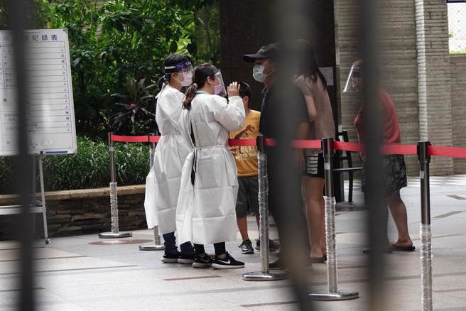 上海一名已婚男主管确诊，疫调意外被踢爆5天内跑到单身女同事家8次，导致该社区居民隔离筛检，引爆怒火。(示意图，与内文无关／黄世麒摄)