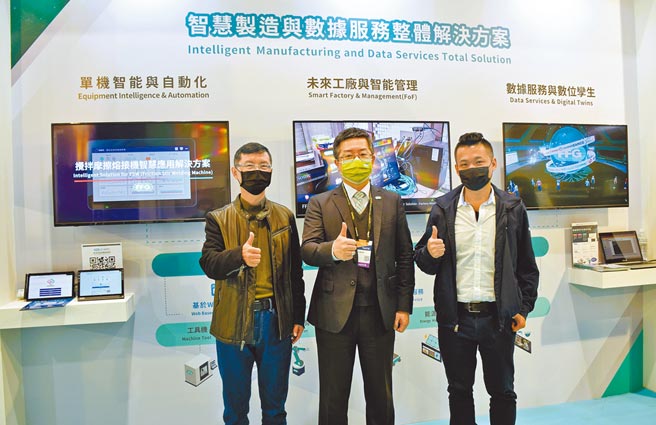 椰枣科技总经理黄伯源（左起）、友嘉智慧制造与数据服务部总经理林勤喻、椰枣技术副总赖冠州。图／椰枣科技提供