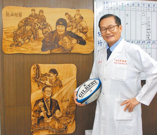 義大醫院院長杜元坤，運動最愛橄欖球，更為南一中母校成立橄欖球隊，盼重返球場榮耀。圖／臺南一中提供