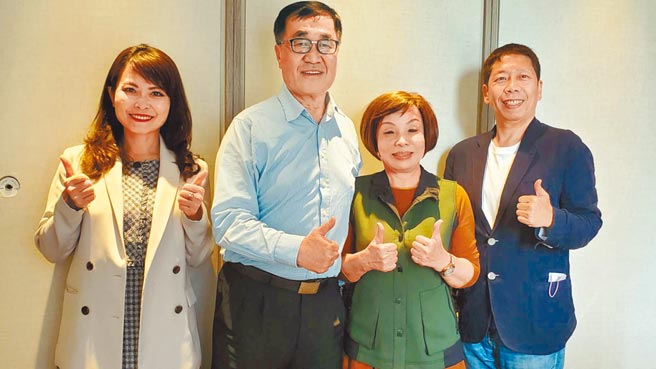 國民黨高雄市長人選難產，高市議會國民黨團總召童燕珍（右二）6日率領市議員黃紹庭（右）、陳美雅（左）北上與前高雄市副市長李四川（左二）碰面，發揮三顧茅廬精神，勸進李出馬選高雄市長。（童燕珍提供／柯宗緯高雄傳真）