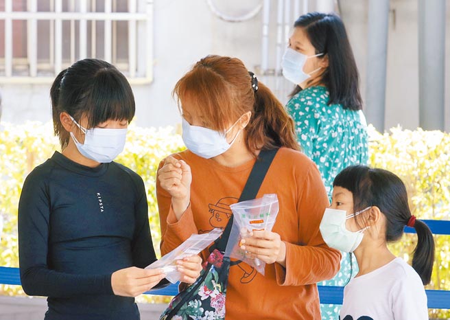 國內新冠肺炎疫情持續蔓延，疫情指揮中心仍不開放輕症確診者可在家隔離，指揮官陳時中認為，疫情還不到高峰期。圖為民眾6日帶著孩子前往新北市三峽區恩主公醫院採檢。（圖中非新聞當事人）（范揚光攝）