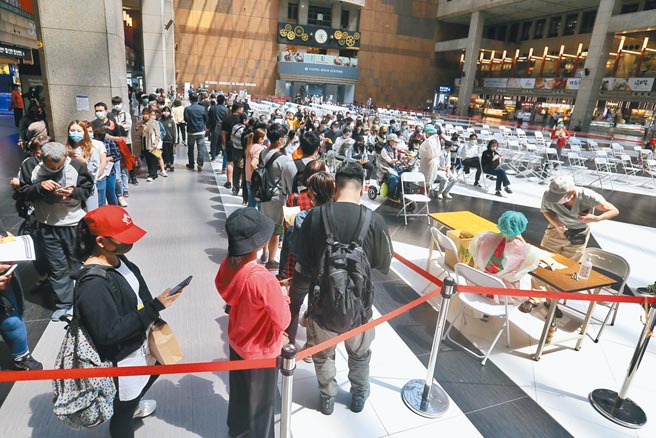 新冠肺炎疫情持續升溫，6日本土確診281例再創今年單日新高，台北車站接種站持續提供莫德納及高端疫苗現場掛號施打，接種莫德納疫苗的民眾大排長龍。（杜宜諳攝）