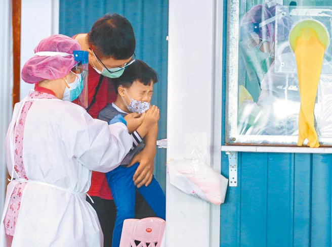 本土疫情蔓延，在清明连假过后，6日新北市板桥区江翠筛检站，一位小朋友在筛检后不耐疼痛嚎啕大哭。（粘耿豪摄）