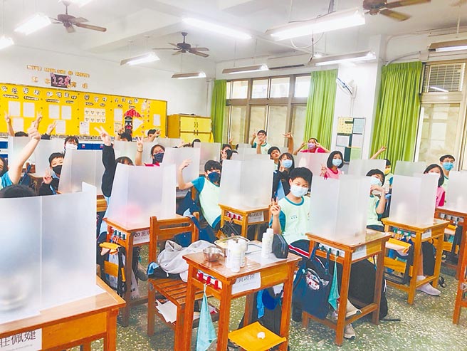 南市已如期完成全市学校冷气设备安装及试运转，今夏将「班班有冷气」。使用时机考量南部地区特性，除室内摄氏28度C以上得使用冷气设备外；室外噪音严重干扰、空气品质（AQI）高于红色警示时，亦得使用冷气设备。（台南市政府提供）