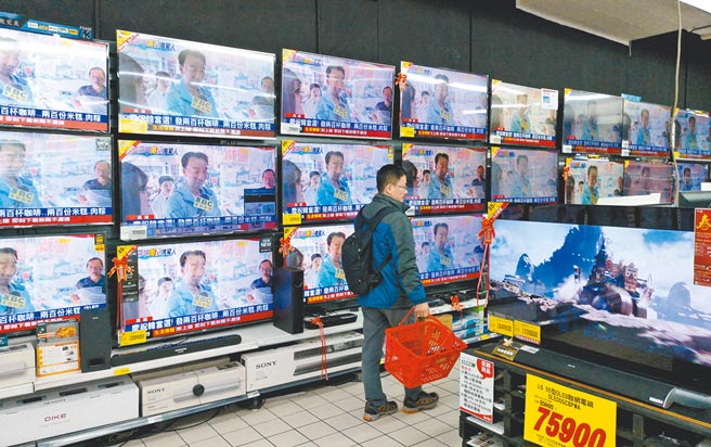 因应有线电视消费争议，政院消保会通过修正有线电视契约，当基本频道少逾1/3达10天，应免除当月收视费用。图为卖场里民眾选购电视时顺便观看节目。（本报资料照片）