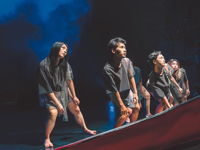 《Ita》编舞家瓦旦以印尼「噹嘟乐」（Dangdut）为创作灵感，将移工们在不稳定的处境下，藉由音乐寻求身体安定感的共振状态，置放于舞者之间。（郭吉铨摄）