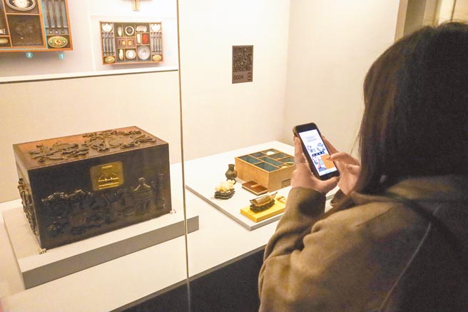 多宝格特展，民眾可透过故宫APP或LINE帐号参与展览小游戏。（国立故宫博物院提供）