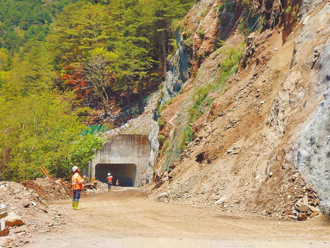 中横公路台8线117.4公里关原路段再度出现大面积崩落，工程人员持续在现场警戒。（公总提供／王志伟花莲传真）
