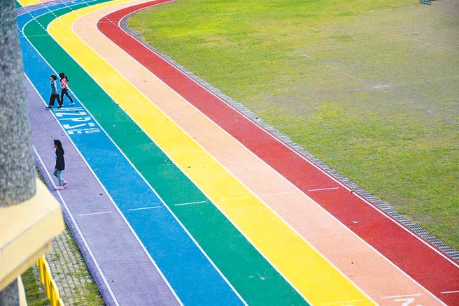 花莲迄今已有31例确诊个案，由于足迹遍及花莲市区，市公所即起已停止各福气站课程，更不外借活动中心，县府教育处即起则不开放校外人士进出各国中小学校园。（罗亦晽摄）