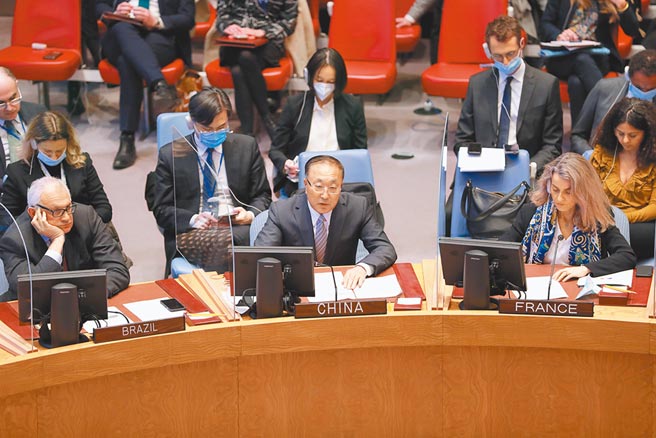 圖為2022年4月6日 ，在位於紐約的聯合國總部，中國常駐聯合國代表張軍（前排中）在安理會烏克蘭局勢公開會上發言。（新華社）