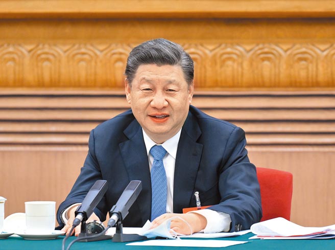 圖為2022年3月5日，習近平參加內蒙古代表團審議。（新華社）