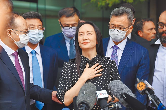 中国国务委员兼外长王毅5日表示，中加两国关系因孟晚舟事件受损，不符合双方利益。图为孟晚舟曾在加拿大温哥华的不列颠哥伦比亚省高等法院门前向媒体发表声明。（中新社）