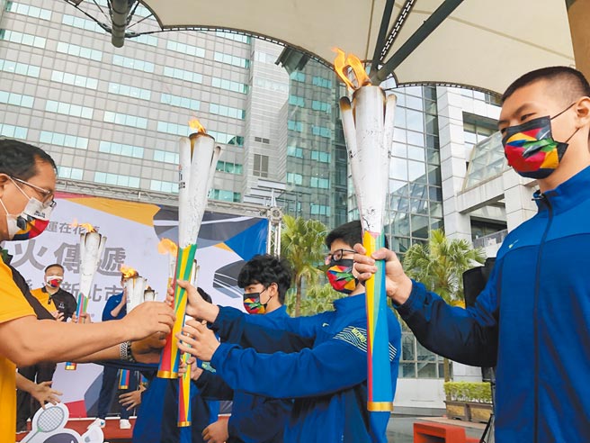 全中运4月在花莲登场，新北市忠孝国中6名全中运代表学生，自花莲全中运圣火队手中接下圣火。（陈慰慈摄）