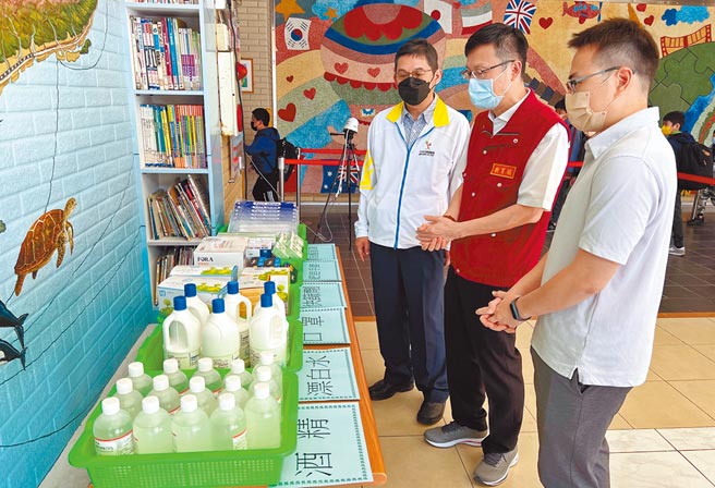 连假后首日上课，新北市教育局长张明文一早就到海山国小视察校园防疫措施。（新北市教育局提供／王扬杰新北传真）