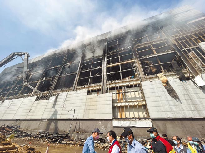 桃园美福仓储大火造成当地空污严重，中央大学太遥中心用卫星影像模拟烟流覆盖范围，比对空品数据、民眾陈情区域绘出17里污染地图。（陈梦茹摄）