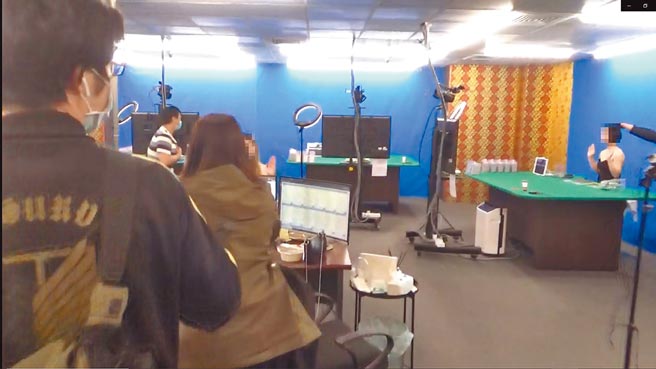 中市警方攻坚进入赌博机房，赫然发现穿着清凉的女荷官正在线上直播。（警方提供／林欣仪台中传真）