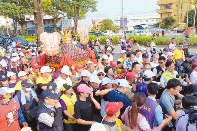 疫情再度炸開，大甲媽遶境在即，往年信徒沿著學校、宮廟休息，家長關心是否再度進校園。（資料照片／吳敏菁彰化傳真）