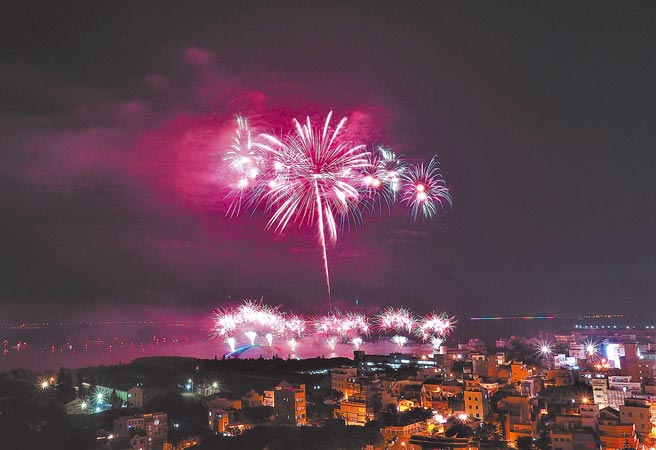 澎湖县长赖峰伟决定2022年澎湖海上国际花火节在4月25日如期举办。（张茂雄摄）