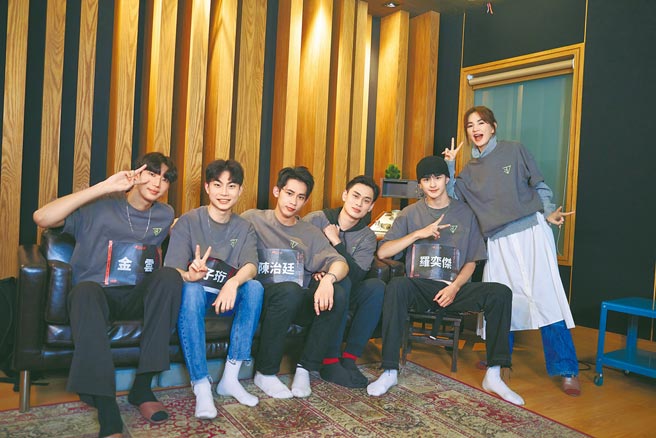 Ella（右）担任选秀节目导师，与木星选手们合照。（野火娱乐提供）