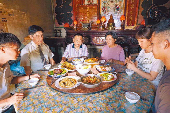 《洞裡的月亮》中的一家人坐在圓桌上，吃到已逝父親所留下的家傳味道，左起為何豪傑、蘇炳憲、鄭志偉、王滿嬌、孫可芳及李淳。（中天娛樂台提供）