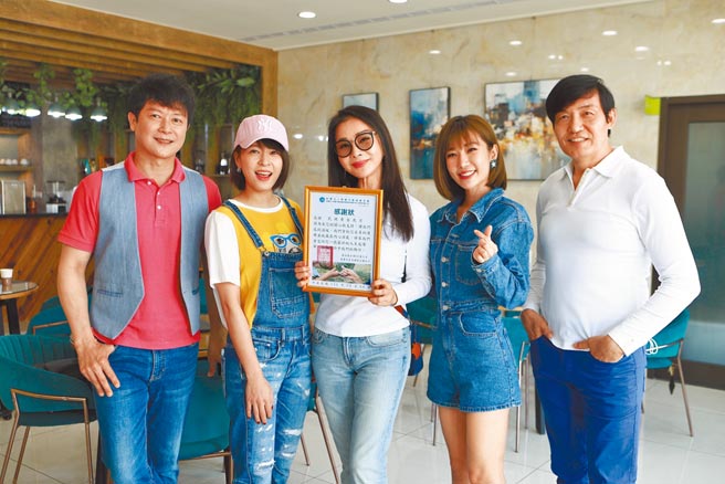 王灿（左起）、苏晏霈、陈美凤、罗巧伦、霍正奇昨一起前往桃园蓝迪儿童之家送物资。（民视提供）