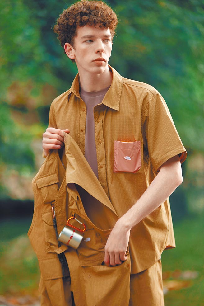 The North Face机能衬衫拥有隐形口袋，便于携带小工具解决户外考验。（The North Face提供）