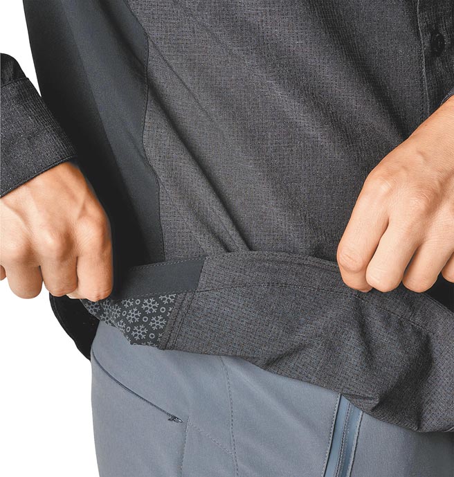 Columbia凉感快排衬衫运用凉感材质及透气网布增加舒适感。（俊岳提供）