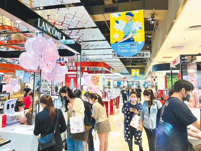 新光三越今年連假來客影響約2成，初夏購物節活動線上也可購買。（新光三越提供）