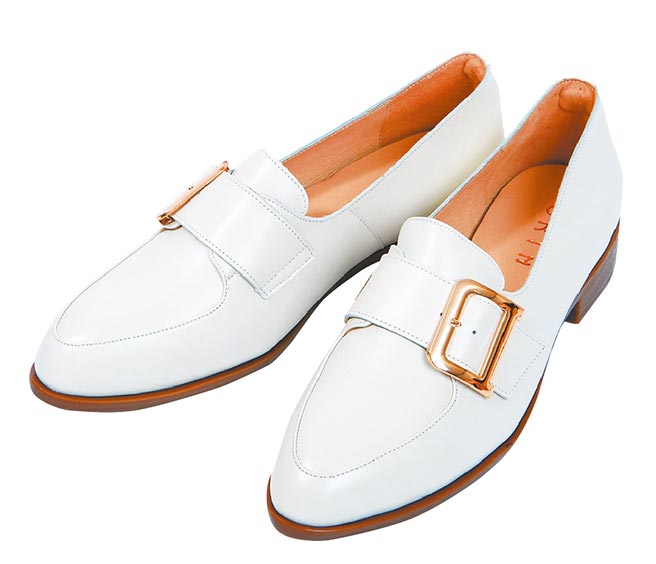 大葉高島屋的ORIN白色釦式樂福鞋，原價3980元，優惠價2480元。（大葉高島屋提供）