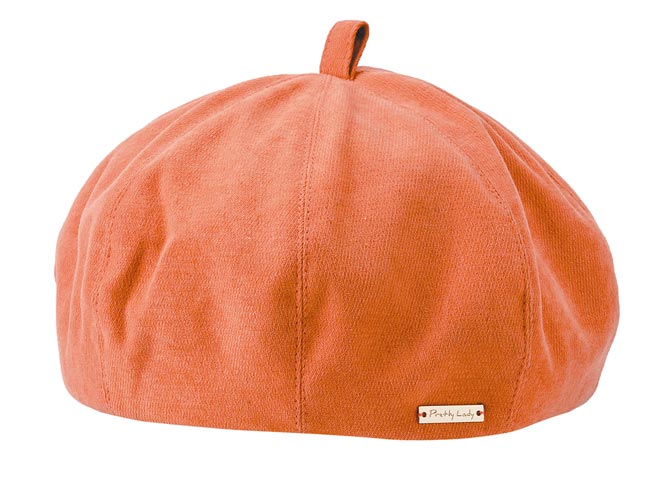 京站的W.SOUL素色貝雷帽，原價880元，特價590元。（京站提供）