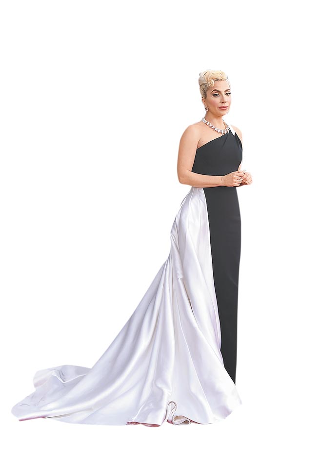 女神卡卡穿上Armani Prive黑白色高訂禮服，氣勢不凡。（美聯社）