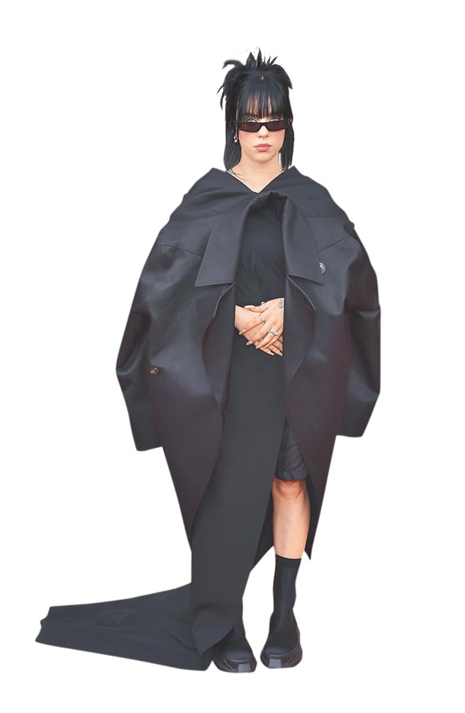 怪奇比莉挑衣自有一套邏輯，這套呈現幾何形的Rick Owens服裝就是她當日心頭好。（美聯社）