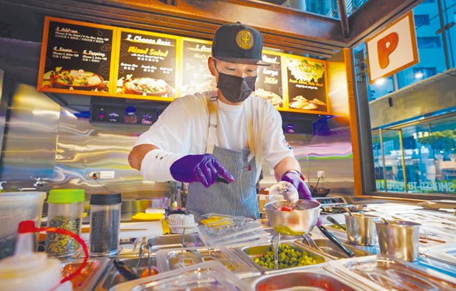 消费者选物之余也能品尝蔬食等多项餐点。（春大直主厨市场提供）